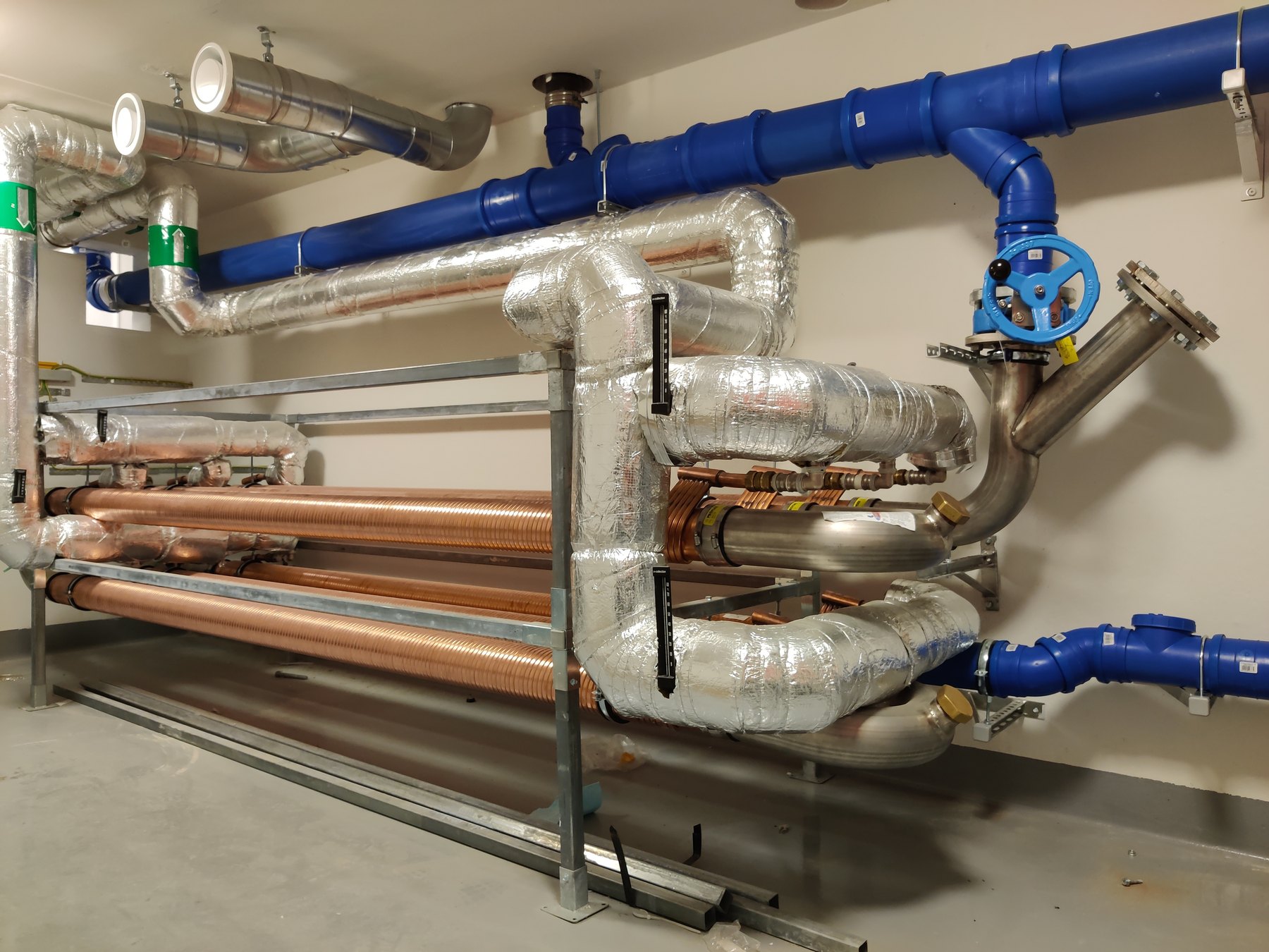 Horisontellt Power-Pipe-paket i hyreshus med drygt 100 lägenheter.